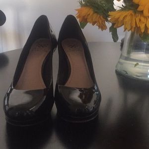 Vince Camuto round closed toe heels